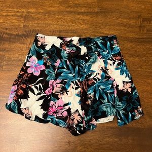 Lulu’s tropical front tie shorts